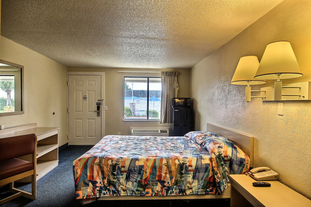 Motel 6 Palm Bay Bagian luar foto